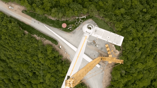 산 위의 풍력 터빈 건설 현장