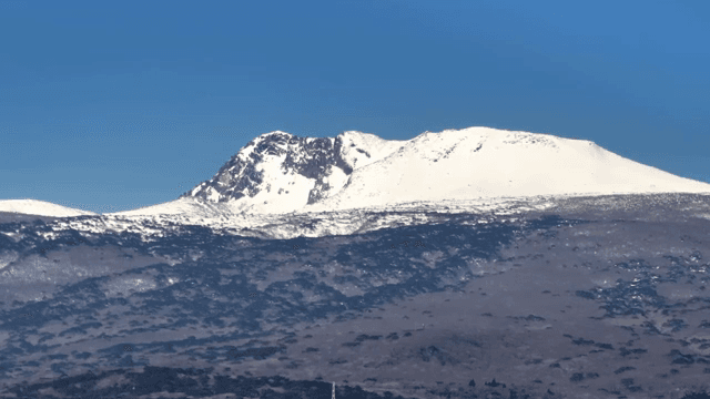 맑은 하늘 아래 눈 덮인 한라산