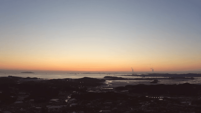 해안 마을과 바다 위의 일몰