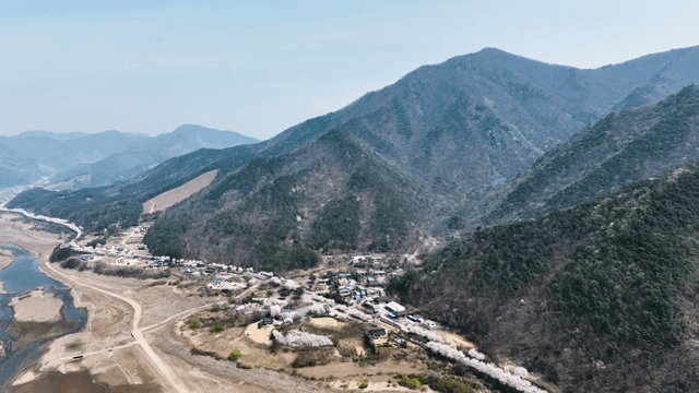 구불구불한 호수가 있는 광활한 산