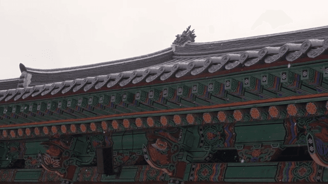 눈이 내리는 전통 한국 사찰 건축