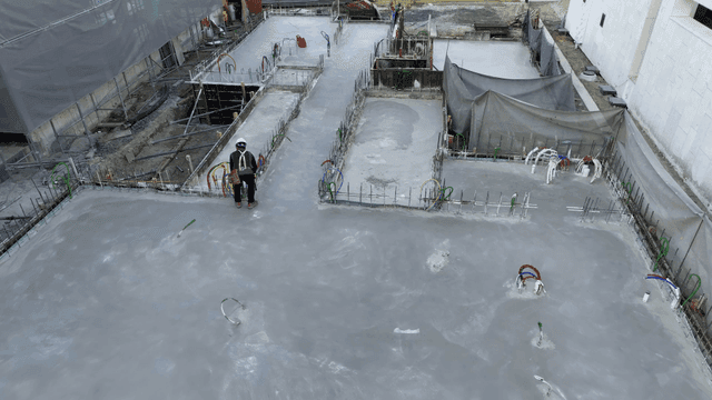 작업자와 콘크리트가 있는 건설 현장