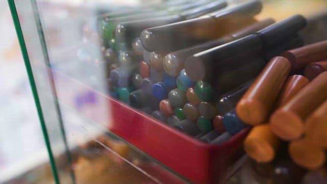 수납장에 진열된 다양한 소재의 도장들