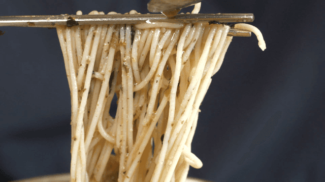 들기름 메밀 막국수를 집은 젓가락