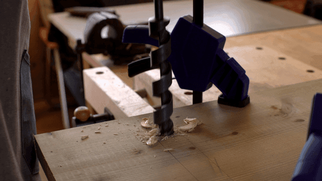 나무 판자에 구멍을 뚫는 장면