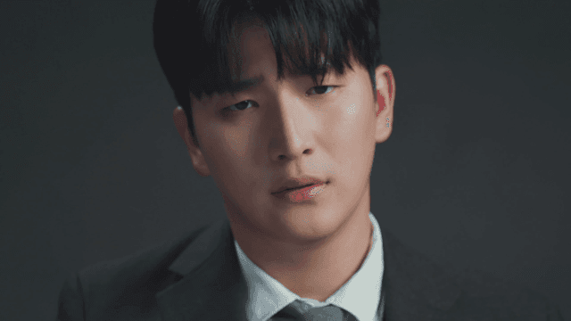 비트코인을 든 낙담한 표정의 남자