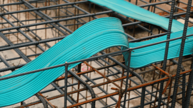 녹색 전선관이 있는 철근 구조물