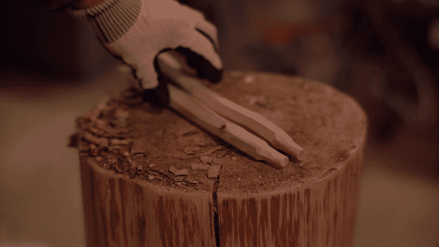 작업실의 나무 통나무와 나무 조각