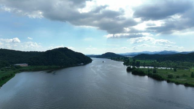 푸른 언덕 사이로 흐르는 고요한 강
