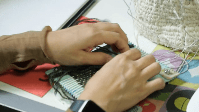 책상 위에서 실로 짜는 손