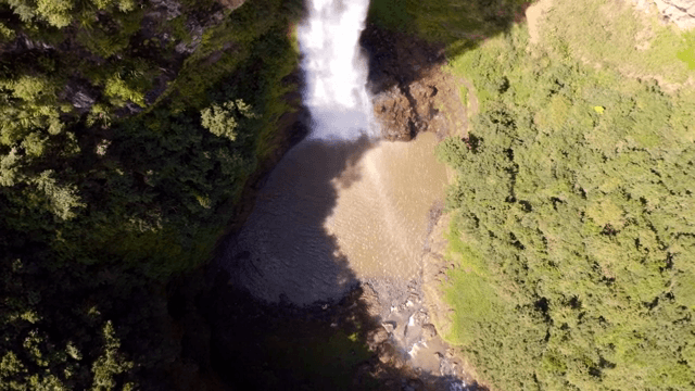 푸른 숲 속 폭포의 항공 뷰