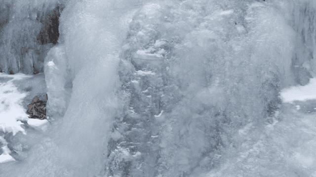 고드름과 눈이 있는 얼어붙은 폭포