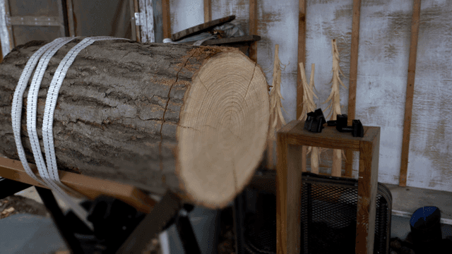 작업장에서 절단 되는 통나무