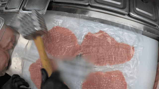 고기를 망치로 두드리는 장면