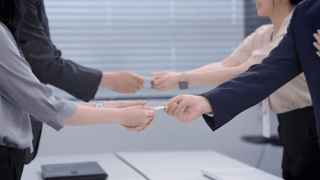 명함 교환이 있는 비즈니스 회의