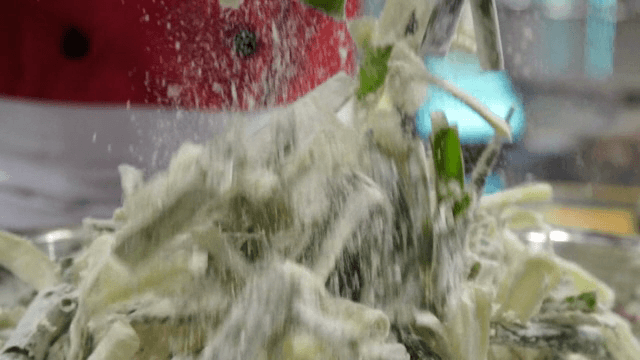 밀가루와 섞이는 파