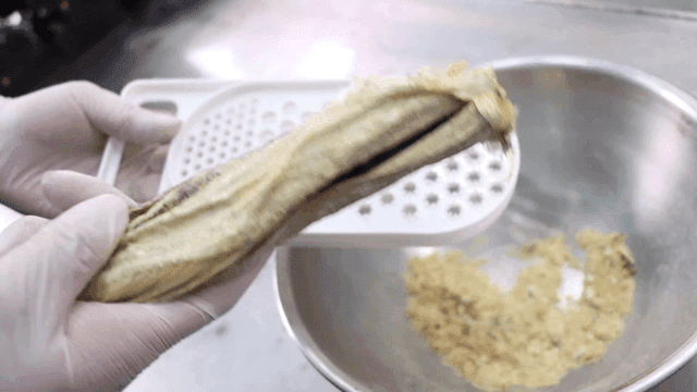 손에 들린 강판과 북어포