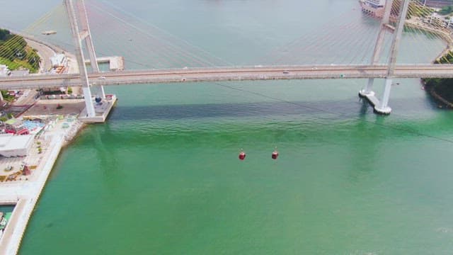 물 위의 다리를 건너는 케이블카