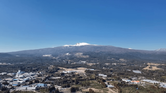 눈 덮인 산이 있는 광활한 풍경