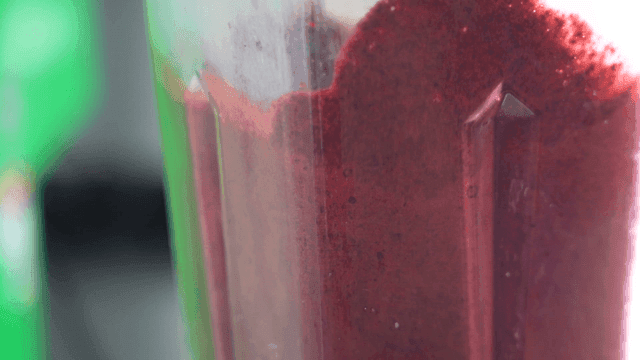 Blender that grinds red smoothies