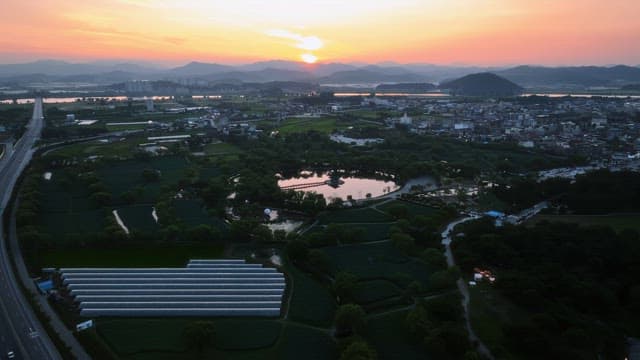 일몰이 보이는 고요한 풍경