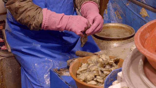 Person who prepares fresh seafood