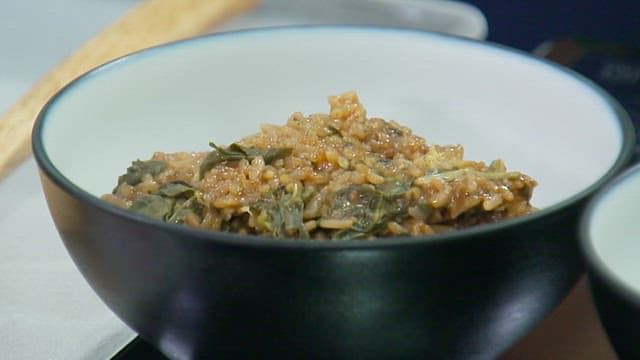 김이 모락모락 나는 시금치가 들어간 맛있는 볶음밥