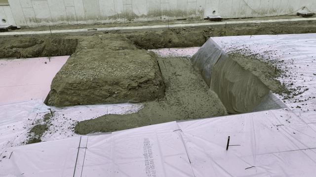 핑크색 단열재가 있는 건설 현장