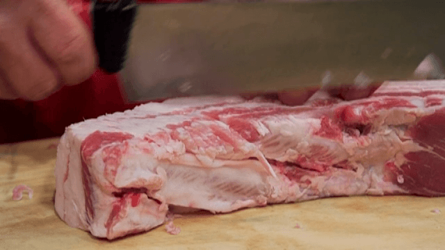 칼로 칼집을 내는 생삼겹살