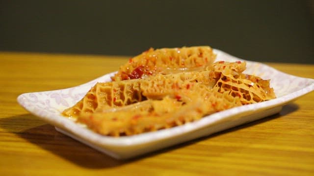 맛있게 조리된 소 내장 요리