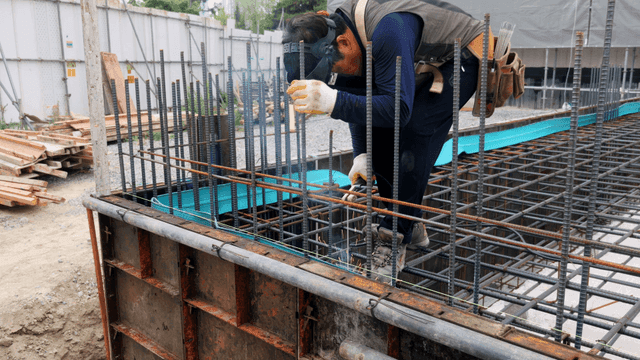 철근을 용접하는 건설 작업자