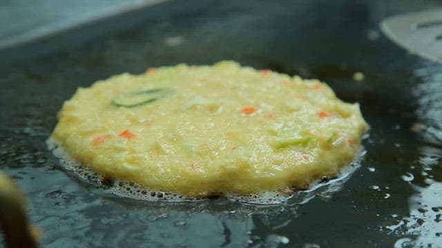 철판에 부치는 노릇노릇하고 고소한 녹두전