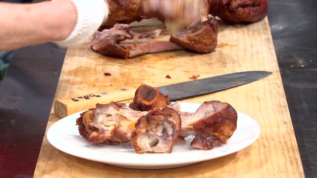 접시에 담는 족발