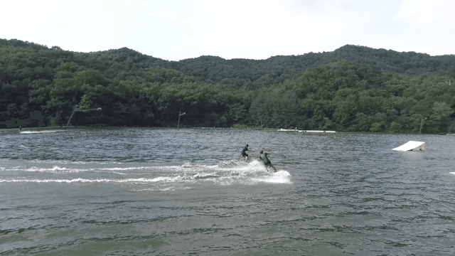 경치 좋은 호수에서 웨이크보딩