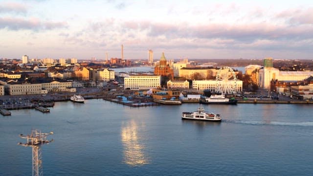 일몰 항구 도시 항구에 유람선이 지나가는 모습