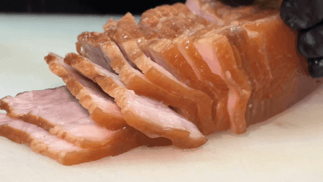 도마 위에서 얇게 썰리고 있는 통보쌈