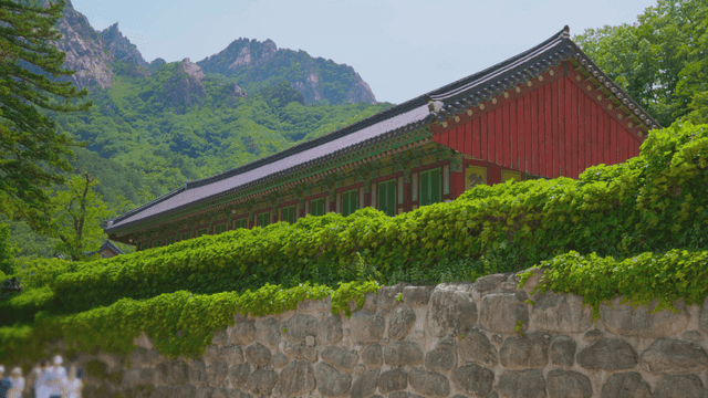 산을 배경으로 한 전통 한국 절
