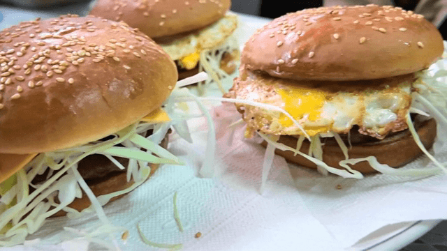 계란과 양배추가 들어간 세 개의 버거