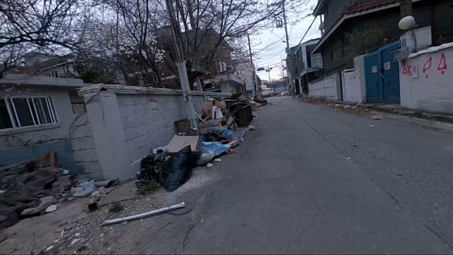 쓰레기가 어지럽게 널린 도시의 황량한 골목길