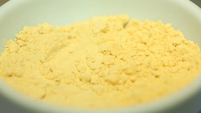 콩가루에 찍은 돼지껍데기