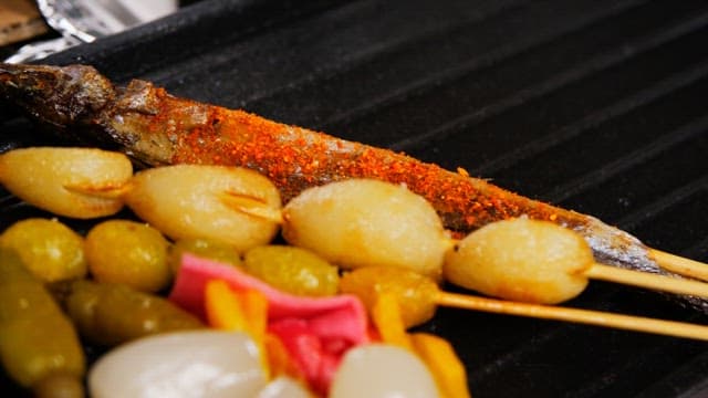 노릇노릇하게 구워진 마늘과 은행꼬치