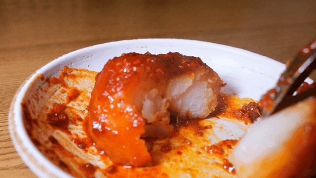 숟가락에 쉽게 부서지는 매운 찜닭 감자