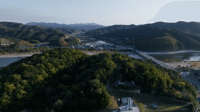 산으로 둘러싸인 시골 마을