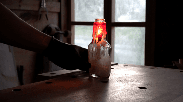 실내에서 유리병에 타고 있는 촛불
