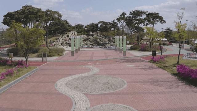 도시 배경에 숲과 산책로가 있는 공원