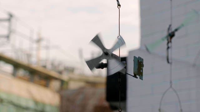 야외에서 회전하는 작은 바람개비