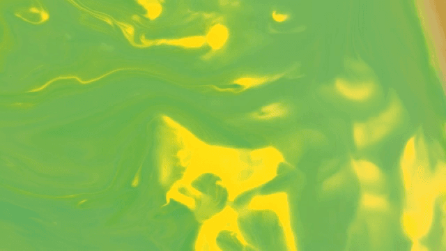 초록색과 노란색 액체가 혼합되는 추상적인 패턴