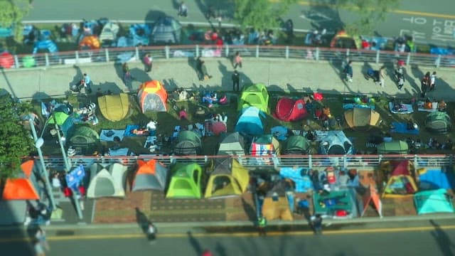 도심 보행자 도로에 텐트를 치는 사람들