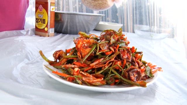 참깨가 뿌려진 매콤한 소라무침