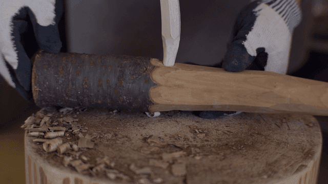 정교하게 나무 물건을 만드는 모습